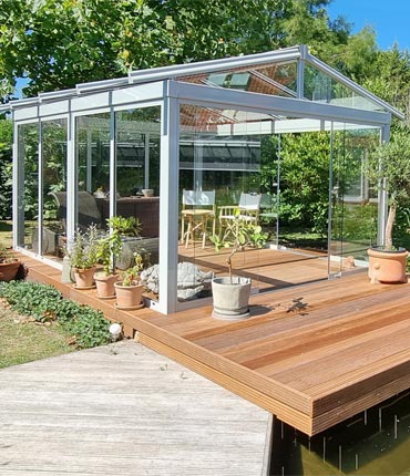 Glas Pavillon am Gartenteich