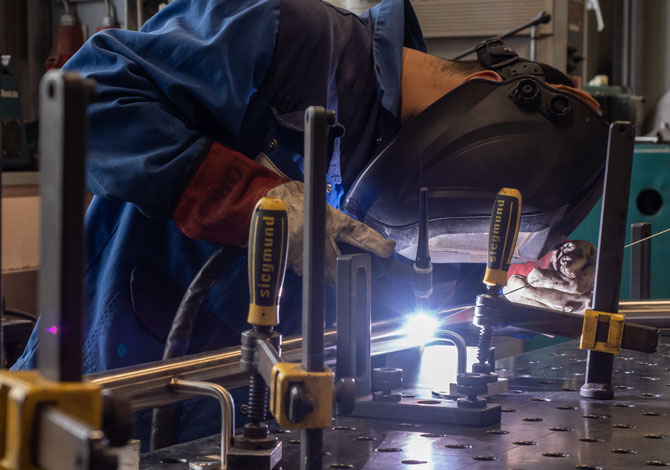 Metallbaufacharbeiter beim Schweißen